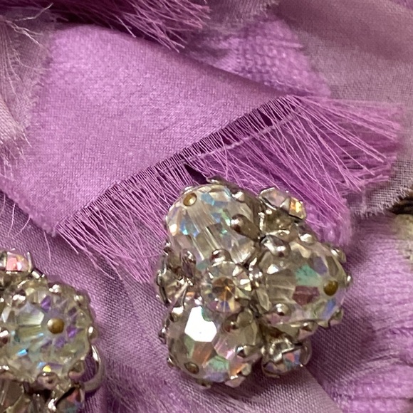 VOGUE iridescent crystal bead and rhinestone clip earrings 3/4” EUC - Picture 2 of 7